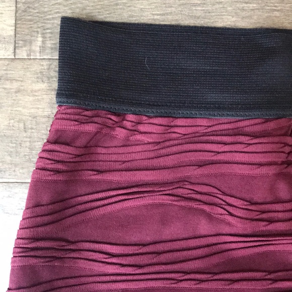 New F21 Burgundy miniskirt - Picture 2 of 2